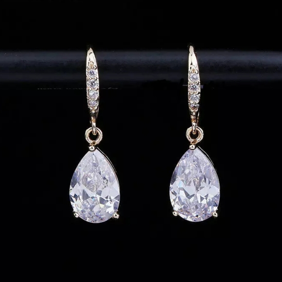 Jewelry - NEW 18k Gold Diamond Pear Tear Drop Earrings